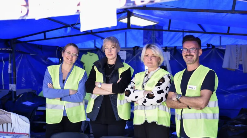 Yardım toplama merkezlerinde yabancılar da gönüllü çalışıyor