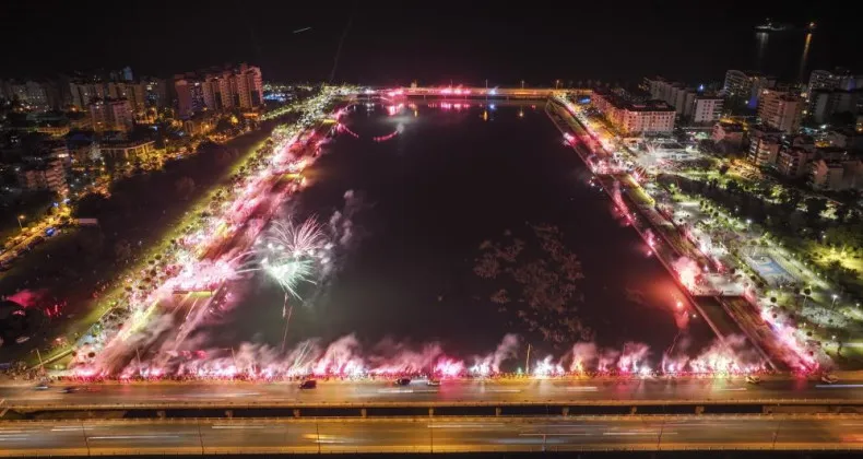 Yer Kırmızı, Gök Beyaz