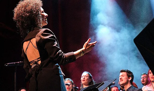 Chromas, Sezonun İlk Konseri için 12 Ekim