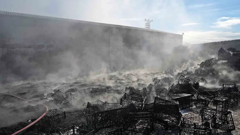 Binlerce plastik kasa alev alev yandı, dumanları 30 kilometre uzaklıktan görüldü